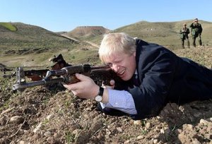 Boris Johnson, maire de Londres, lors d'une visite en Irak, s'astiquant l'AK-47.