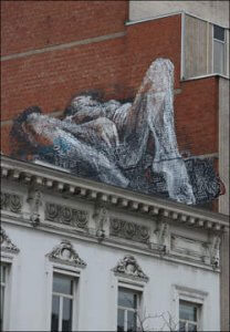 Une femme se masturbant, sur une façade de l'avenue Louise.