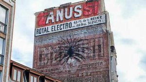 Quai de la Houille, à Bruxelles. Un facétieux graffeur a détourné l'ancienne publicité murale Zanussi.