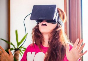 Que voit cette jeune femme avec son Oculus? A) Un esquimau glacé. B) Une scène de fellation.