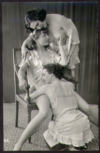 Par extension, même des femmes entre-elles peuvent roucouyer. (Ostra Studio, 1930)