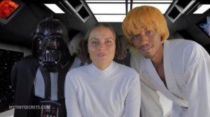 La princesse Leia et ses compagnons de Star Sex viennent de pénétrer dans le trou noir avec leur vaisseau spatial: «C'est si beau!».