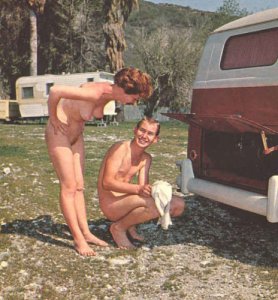 - Comme récompense pour avoir réparer mon camping-car, tu peux maintenant mettre ton gros outil dans ma chatte, Grégoire... - C'est gentil, madame Van Den Bite, mais je préfère retourner surfer sur le net.