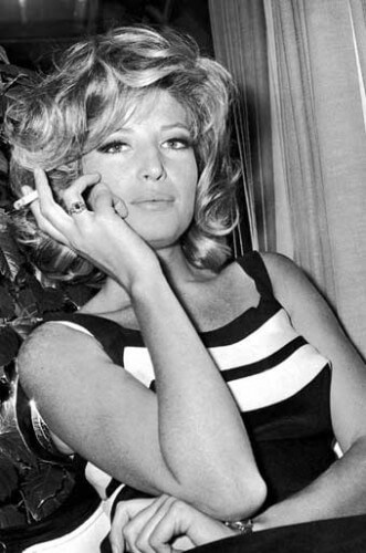 Quoiqu'elle fasse, dans ses films, l'actrice Monica Vitti a toujours été très "nucale".